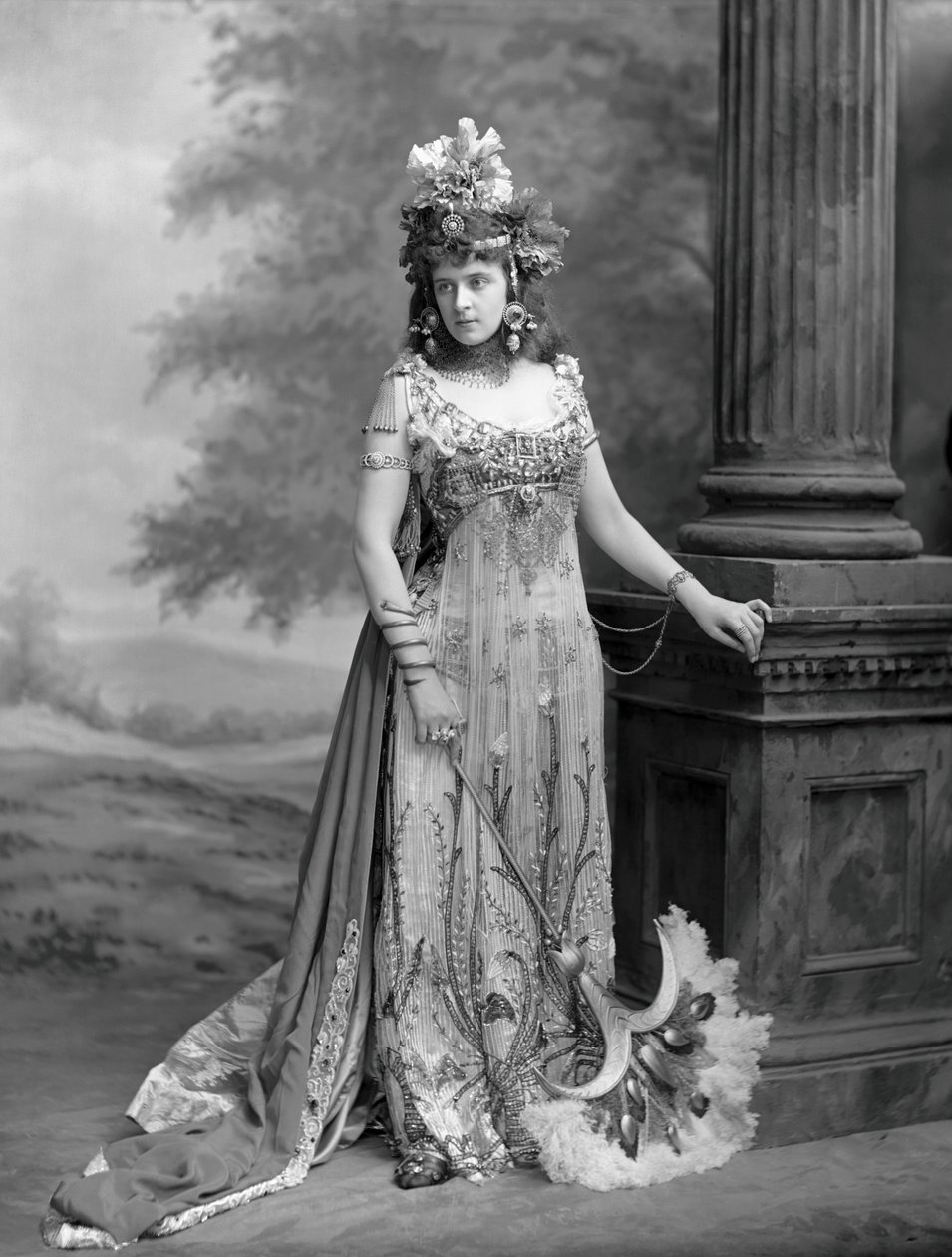 Pani Algernon Bourke 1870-1967, z domu Guendoline Irene Emily Sloane-Stanley..., 1897. autorstwa London . Photo studio Lafayette