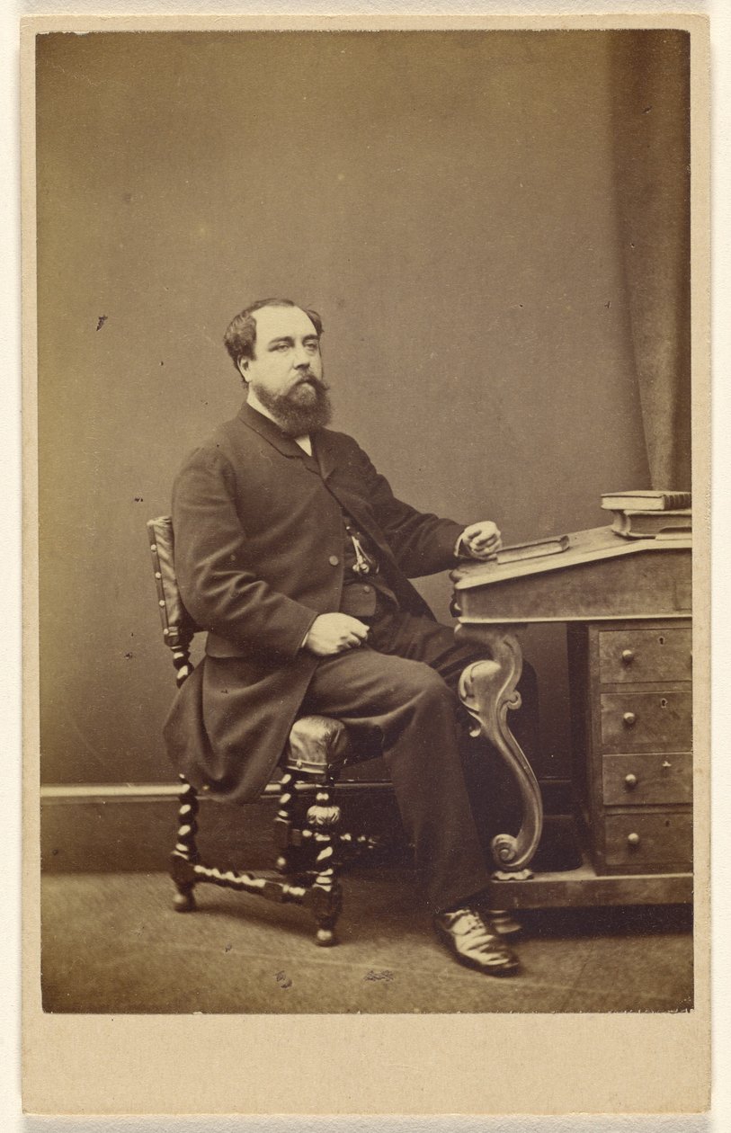 [Niezidentyfikowany brodaty mężczyzna siedzący przy biurku, 3/4 profilu]. autorstwa London Stereoscopic and Photographic Company