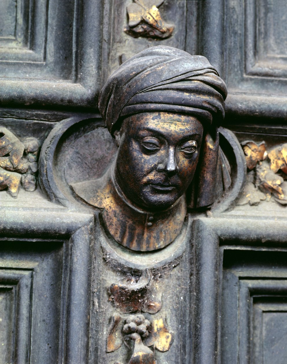 Autoportret, piąta głowa od góry po lewej stronie drzwi północnych baptysterium San Giovanni, 1403-24 (brąz) autorstwa Lorenzo Ghiberti