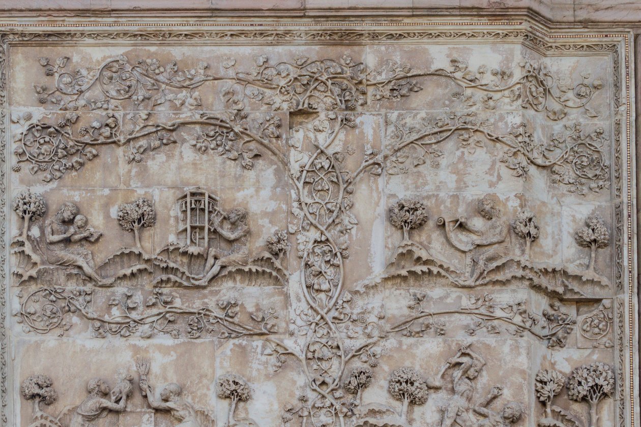 Naama uczy dziecko czytać, a Tubal-kain uderza młotkiem w dzwony; Enos, syn Seta rysujący kompasem, Stories of Genesis, płaskorzeźby Lorenzo Maitani (przed 1275-1330), pierwszy filar, boczna fasada katedry w Orvieto, Umbria, Włochy autorstwa Lorenzo Maitani