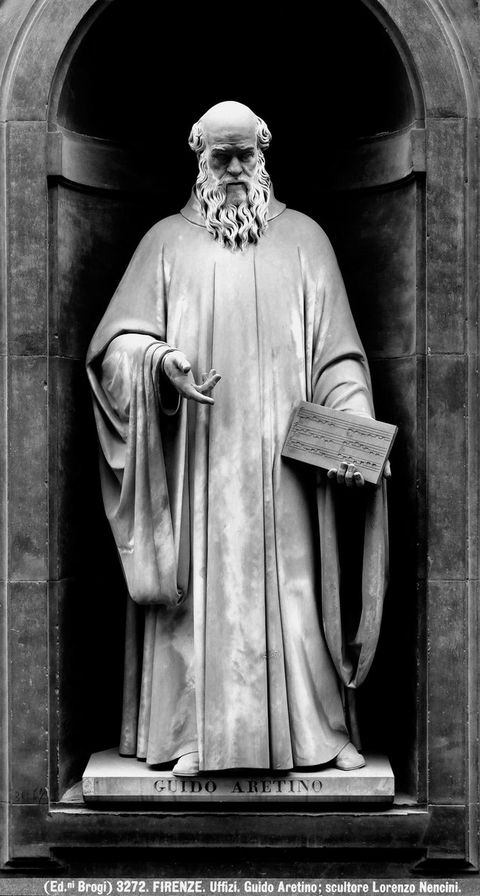 Posąg Guido z Arezzo (marmur) autorstwa Lorenzo Nencini