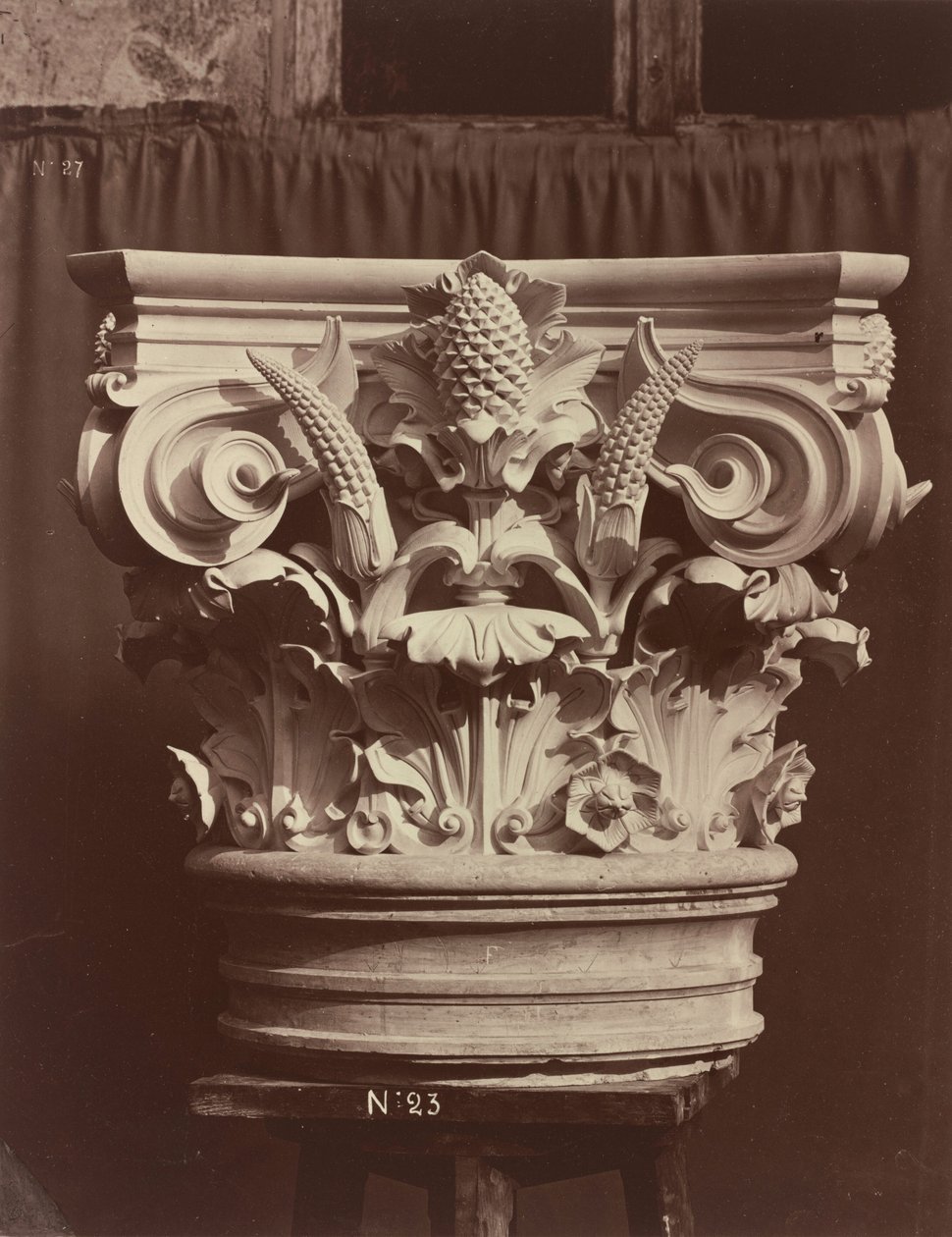 Rzeźba ozdobna z Opery Paryskiej (fragment kolumny), 1865/1874 (zdjęcie ilustracyjne) autorstwa Louis-Emile Durandelle