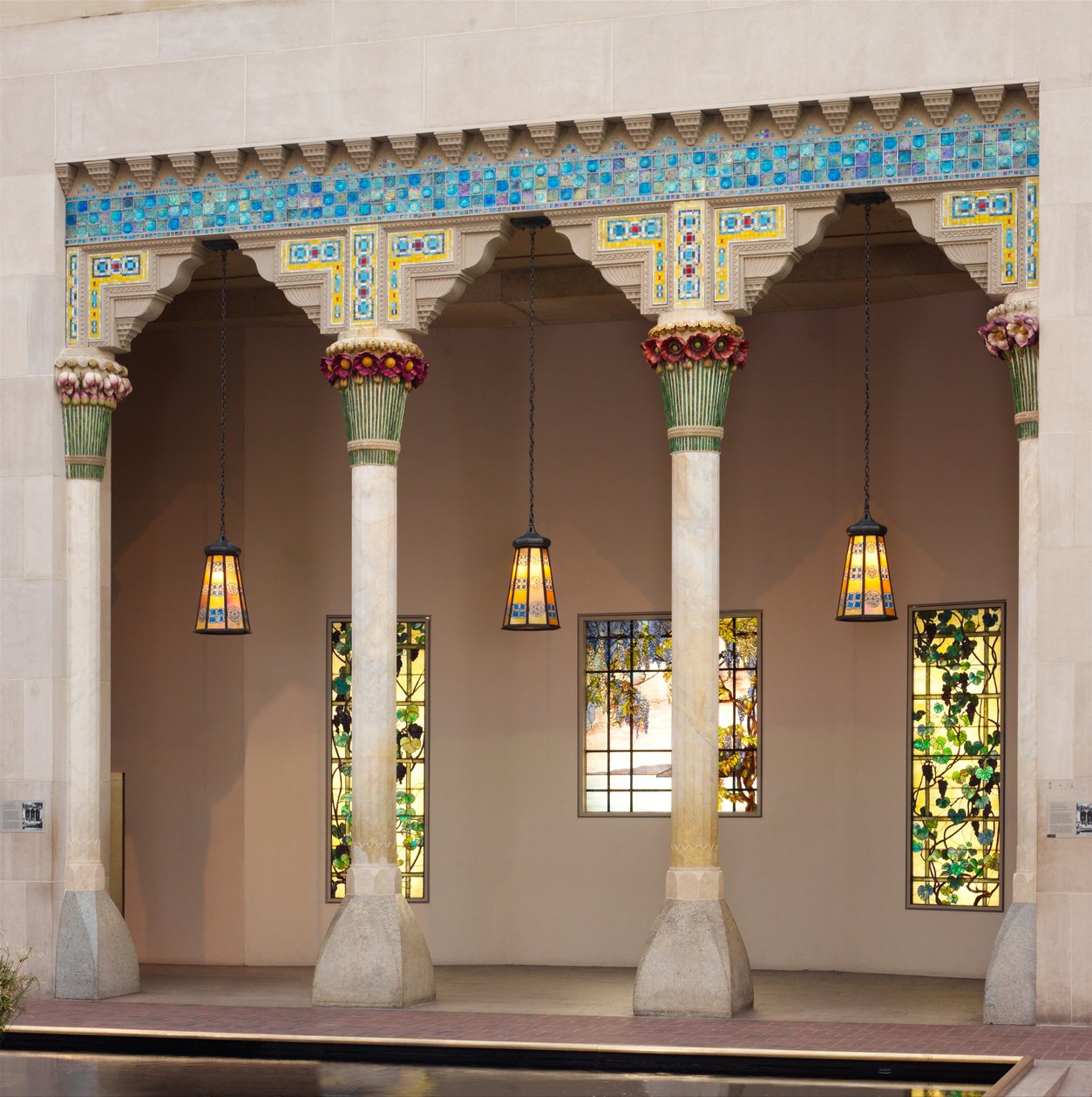 Elementy architektoniczne z Laurelton Hall, Oyster Bay, Nowy Jork, ok. 1905 (wapień, ceramika i szkło Fravrile) autorstwa Louis Comfort Tiffany