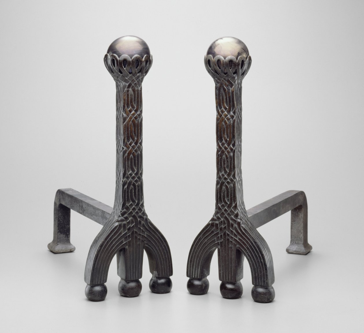 Para andironów, ok. 1892/1902 (brąz ze szkłem favrile) autorstwa Louis Comfort Tiffany