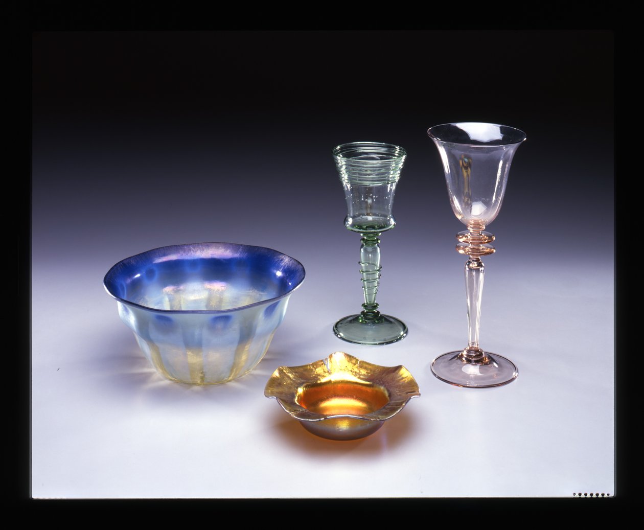 Zestaw naczyń szklanych autorstwa Louis Comfort Tiffany