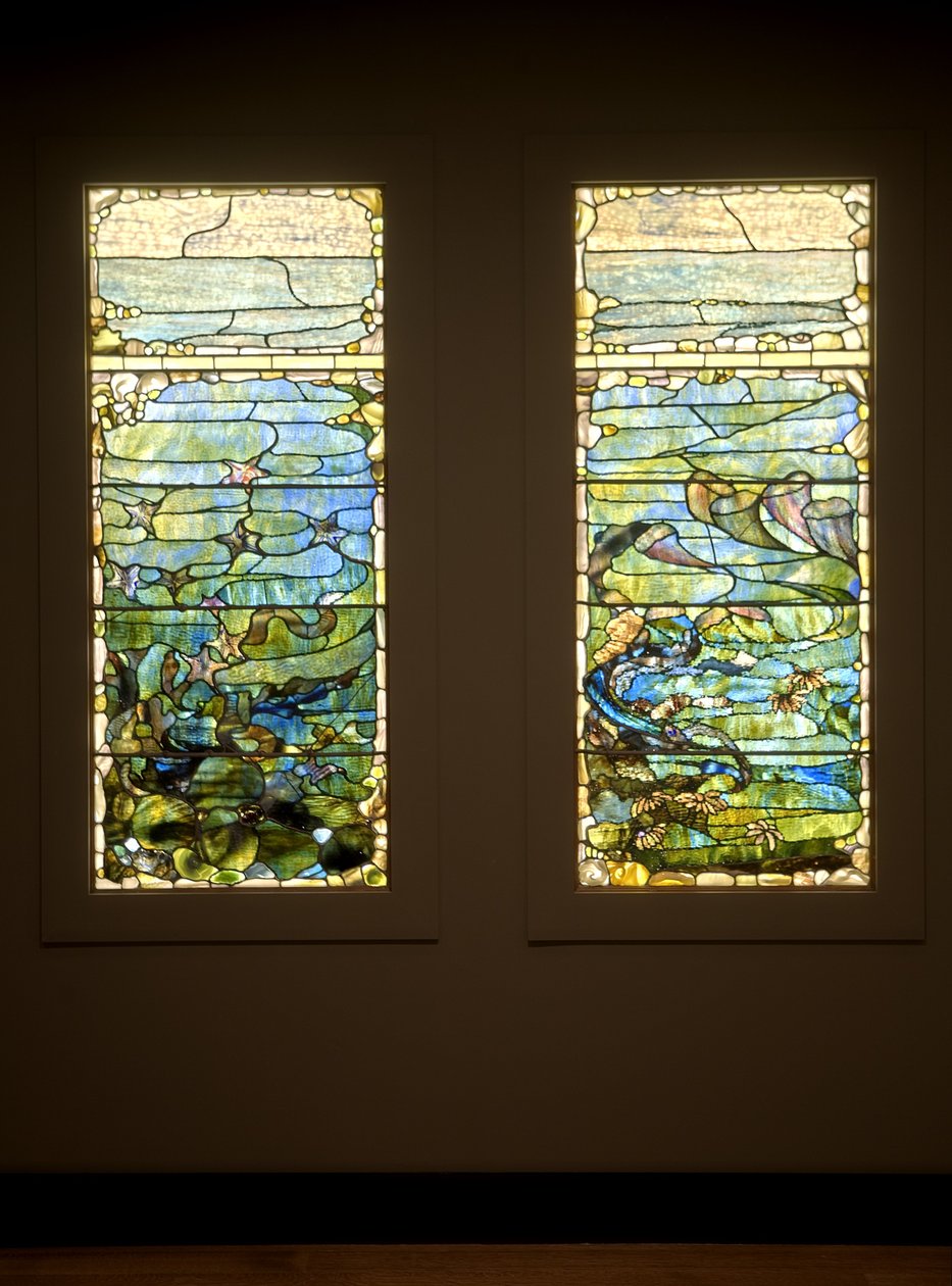 Okno z rozgwiazdą („Wiosna”) i Okno z anemonem („Lato”), ok. 1885-1895 (szkło, ołów, żelazo i drewniana rama (oryginalna)) autorstwa Louis Comfort Tiffany