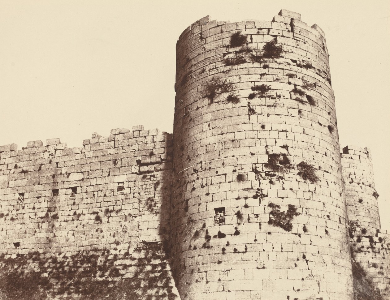 Kalaat-El-Hosn, Druga Wystawa, z zewnątrz, wieża narożna, południowy zachód, 1859 r. (zdjęcie) autorstwa Louis de Clercq