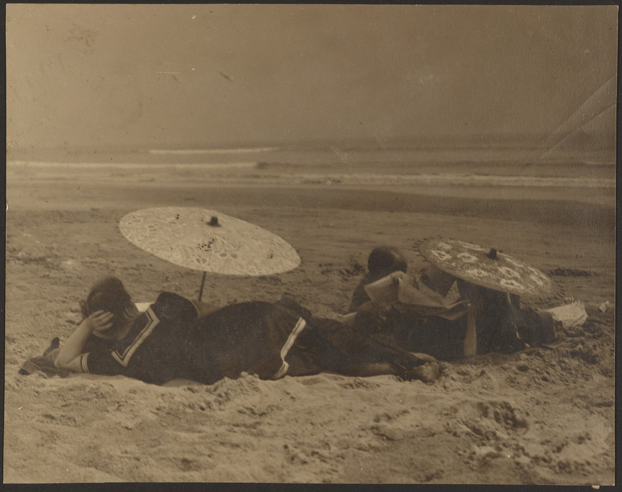 [Scena na plaży z papierowymi parasolami] autorstwa Louis Fleckenstein