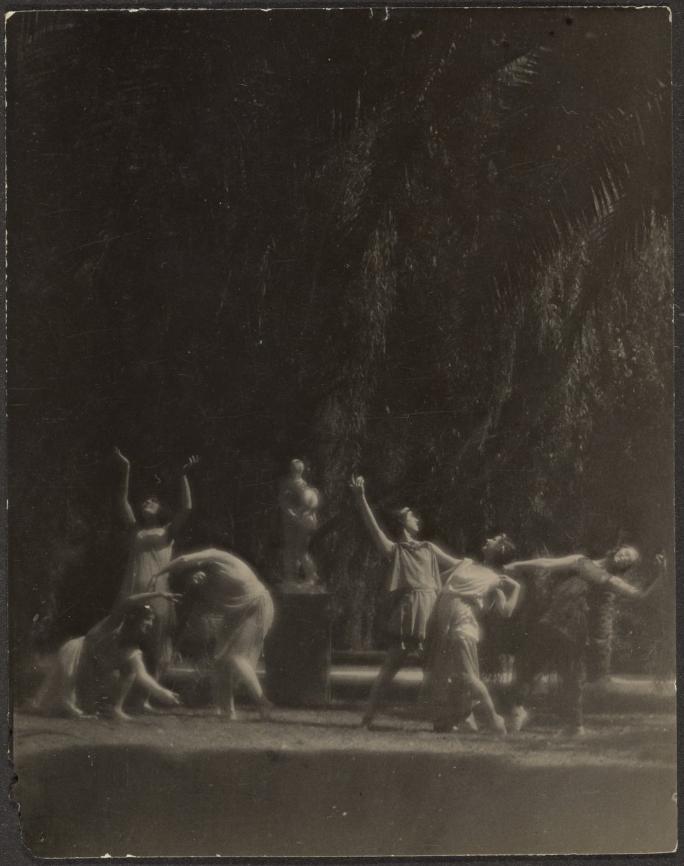 [Tancerze w ogrodzie] autorstwa Louis Fleckenstein