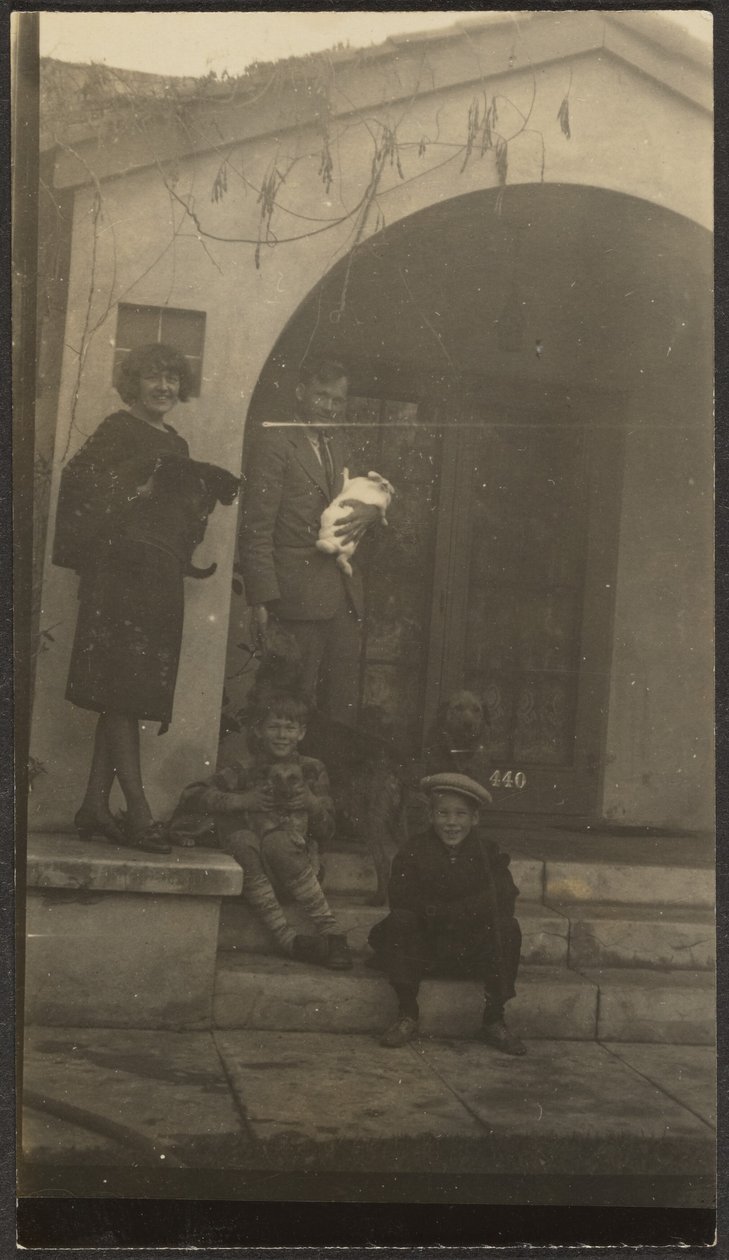 [Rodzina przed studiem Fleckenstein w Long Beach]. autorstwa Louis Fleckenstein