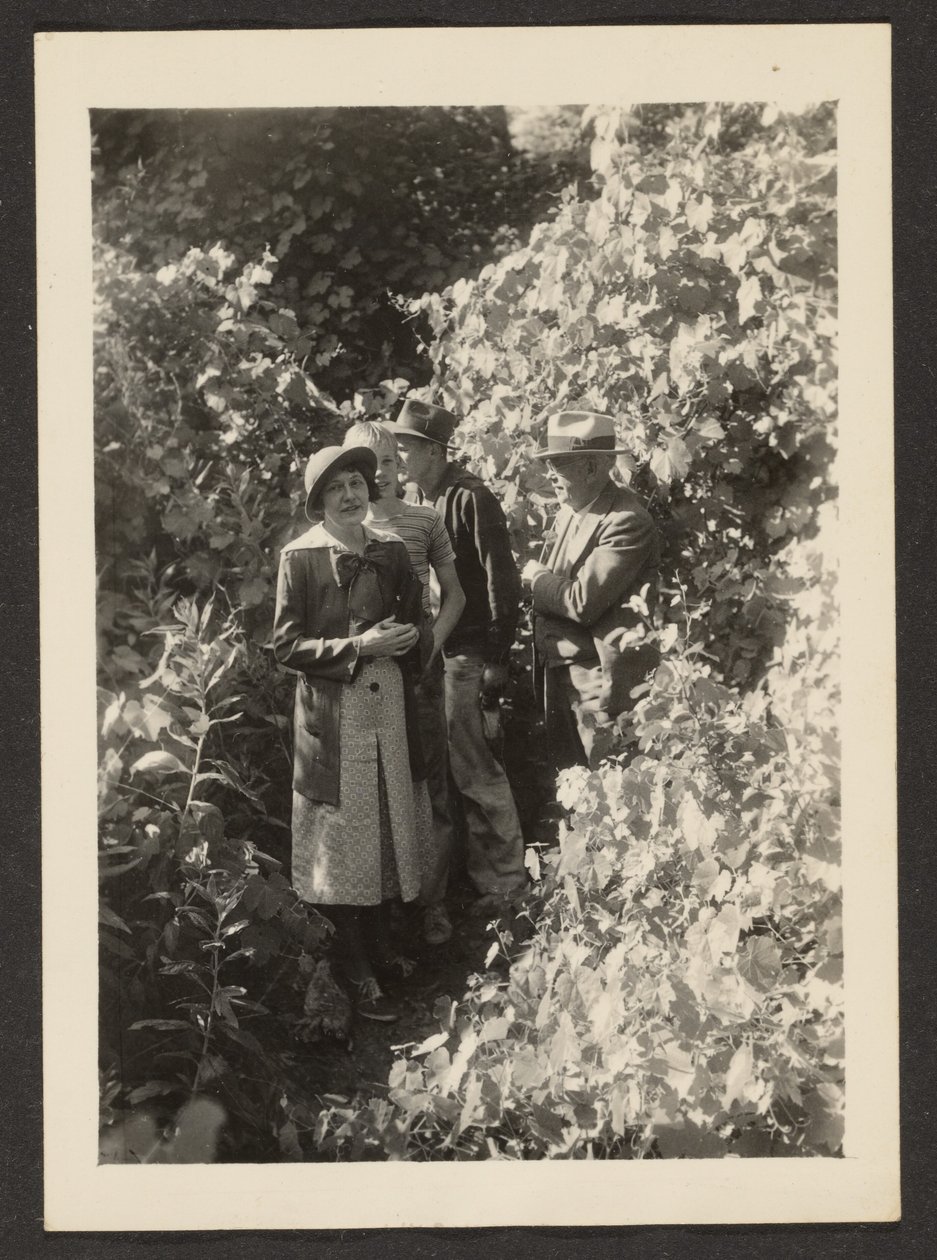 [Fleckenstein, Florence i jej synowie w lesie]. autorstwa Louis Fleckenstein