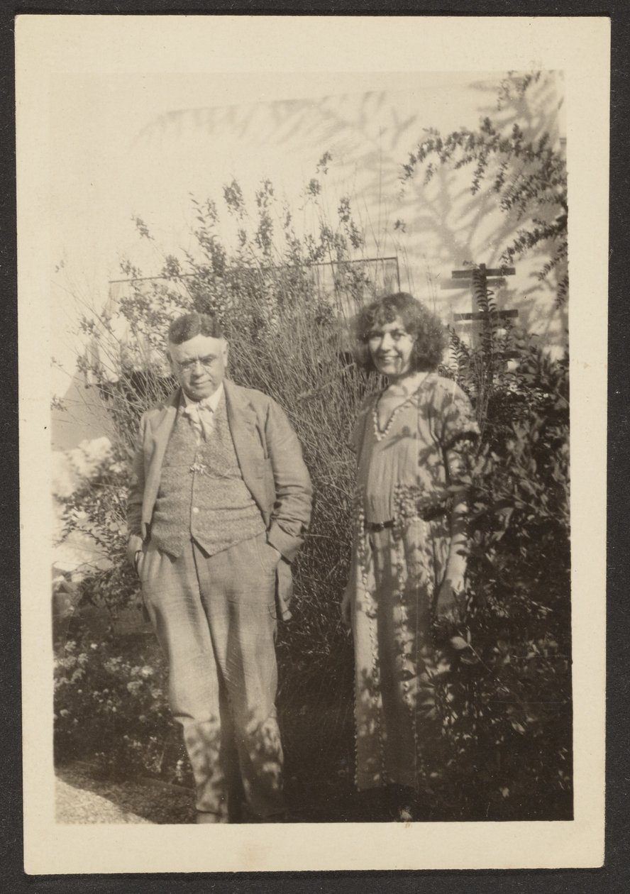 [Fleckenstein i Florence w ogrodzie]. autorstwa Louis Fleckenstein
