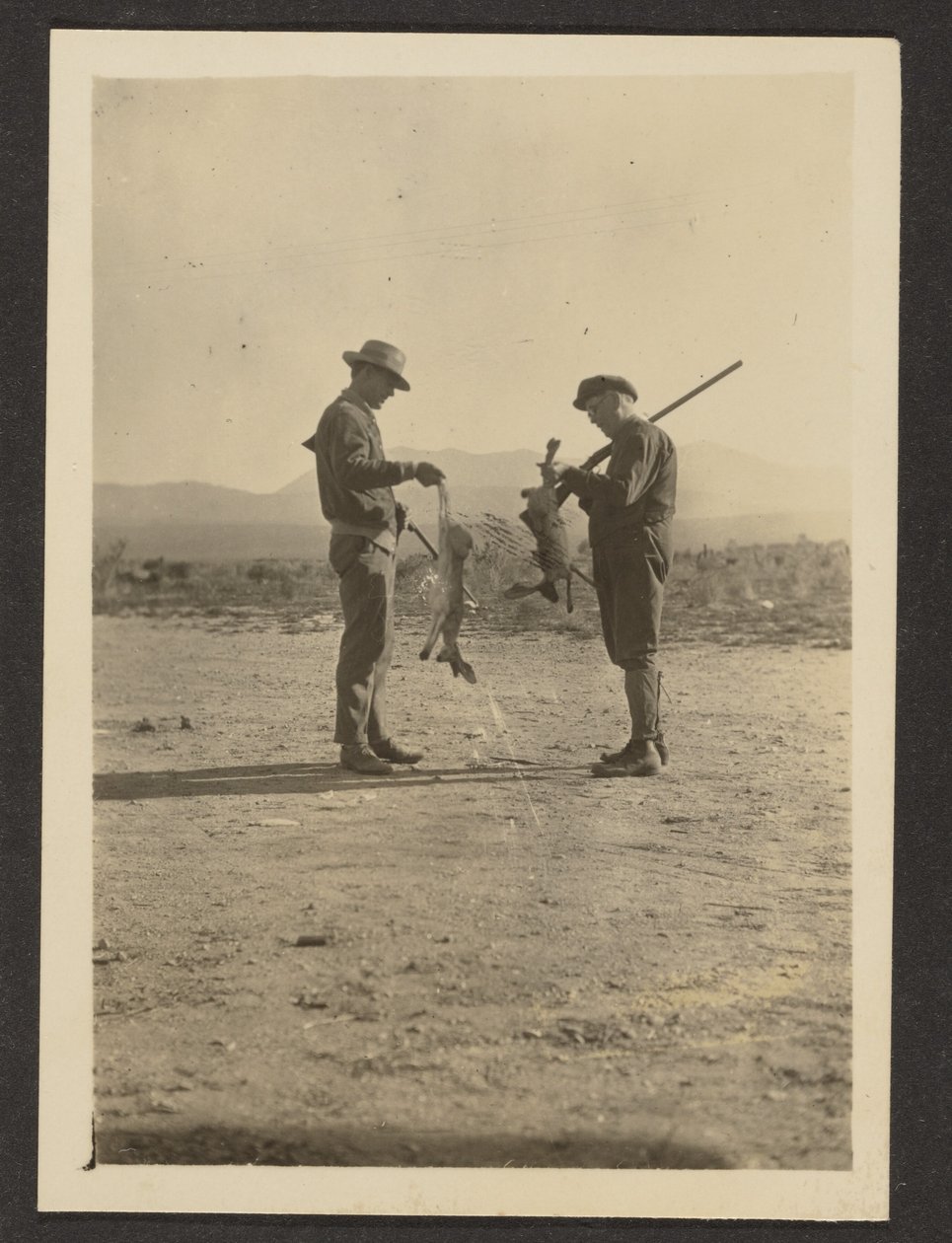 [Fleckenstein i Man Holding Guns and Dead Jackrabbits]. autorstwa Louis Fleckenstein