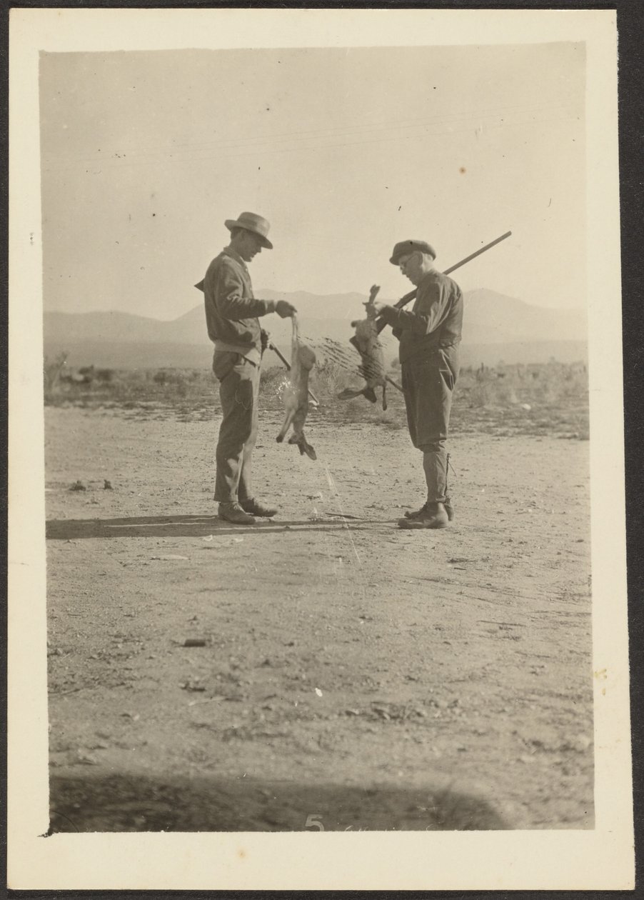 [Fleckenstein i Man with Guns and Dead Jackrabbits]. autorstwa Louis Fleckenstein