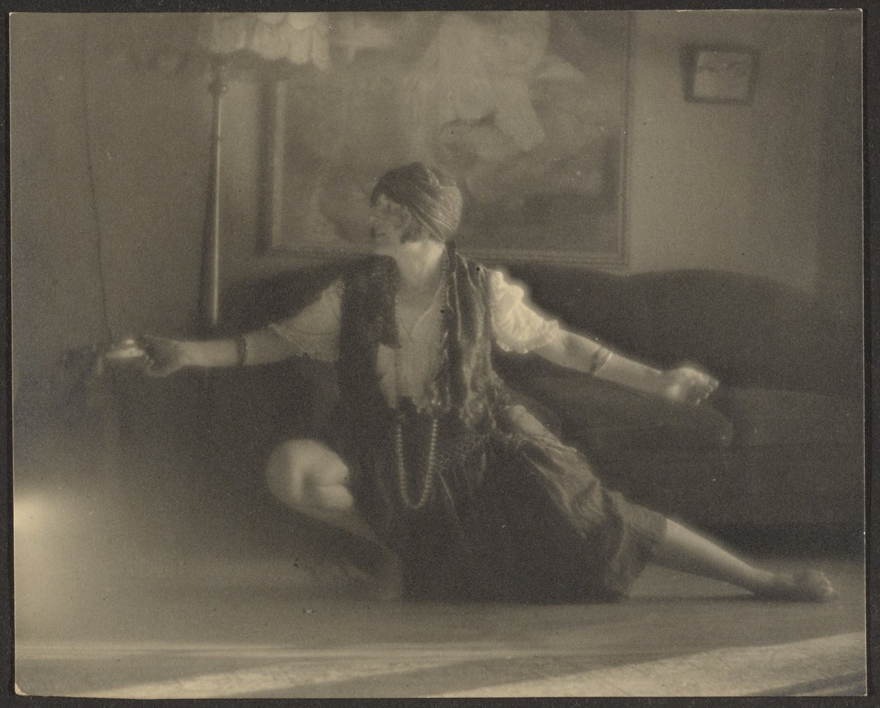 [Florence tańczy w salonie] autorstwa Louis Fleckenstein