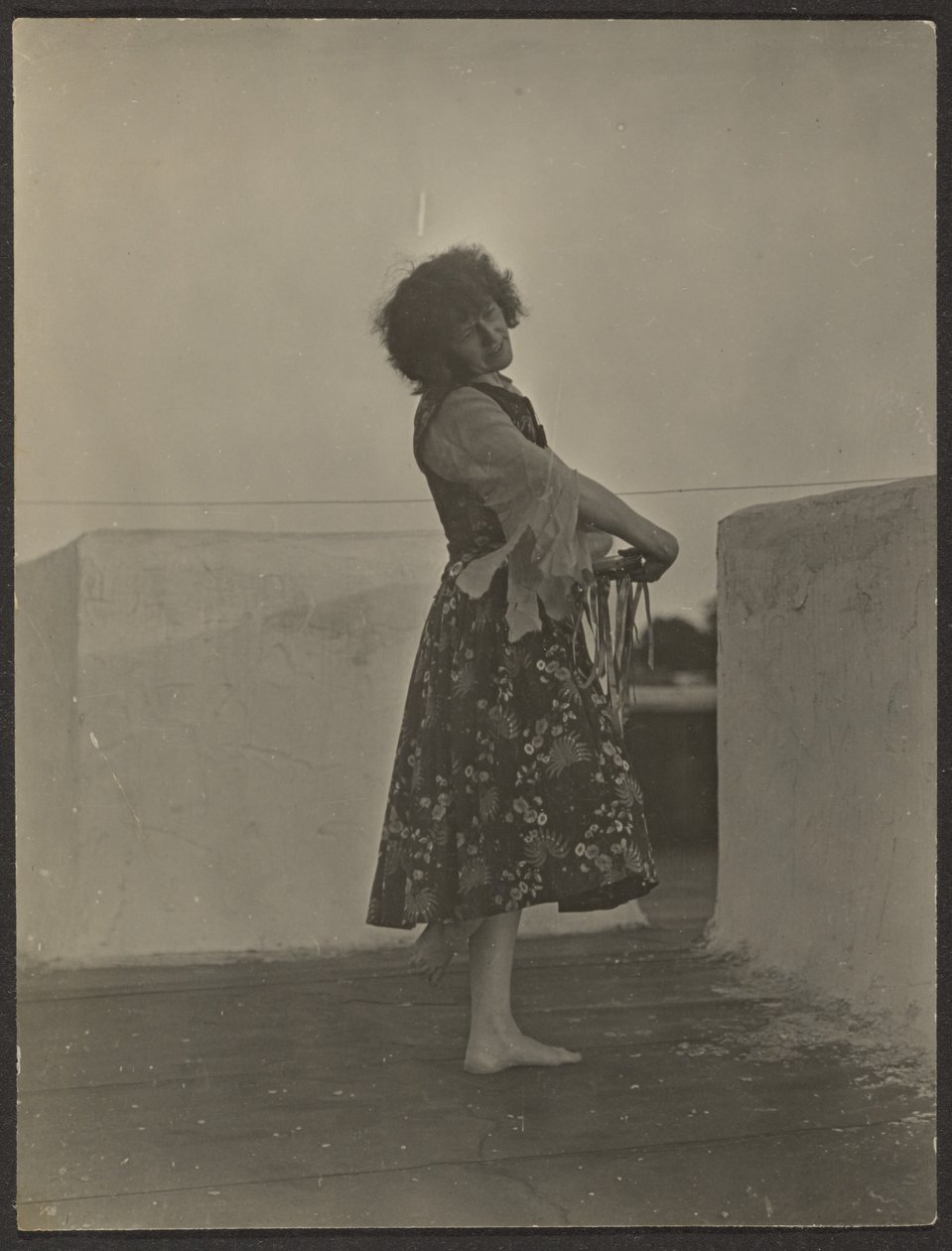 [Florence Dancing on Roof] autorstwa Louis Fleckenstein