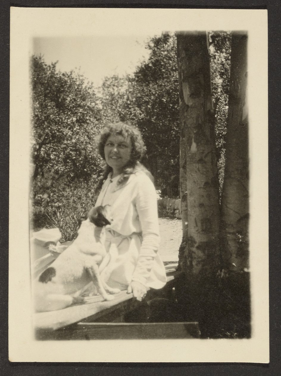 [Florence Sitting with Dog] autorstwa Louis Fleckenstein