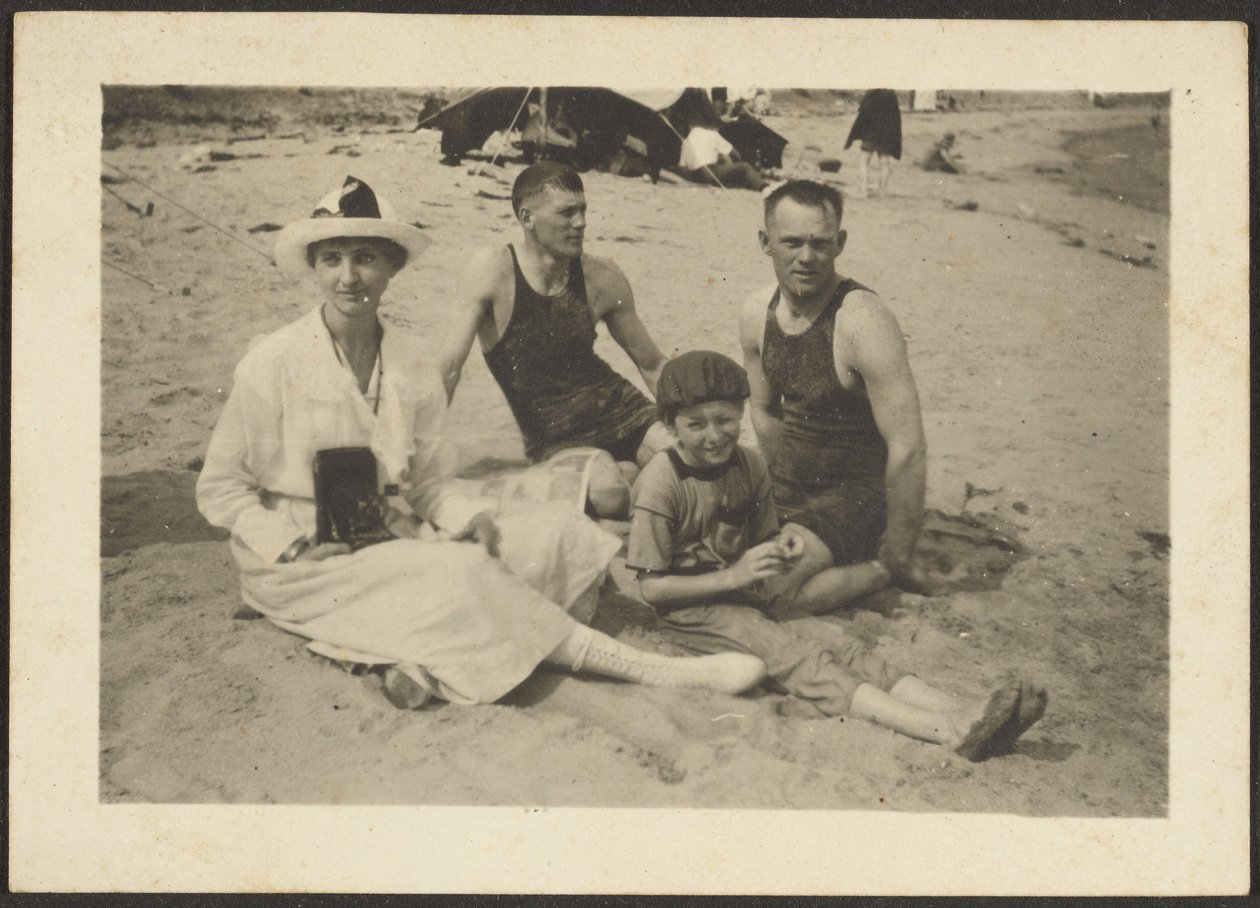 [Grupa na plaży] autorstwa Louis Fleckenstein