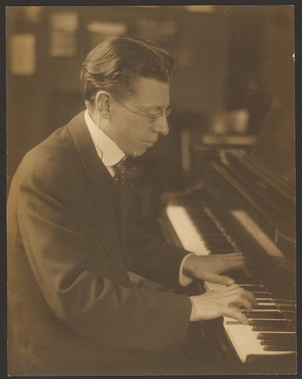 [Homer Grunn przy fortepianie] autorstwa Louis Fleckenstein