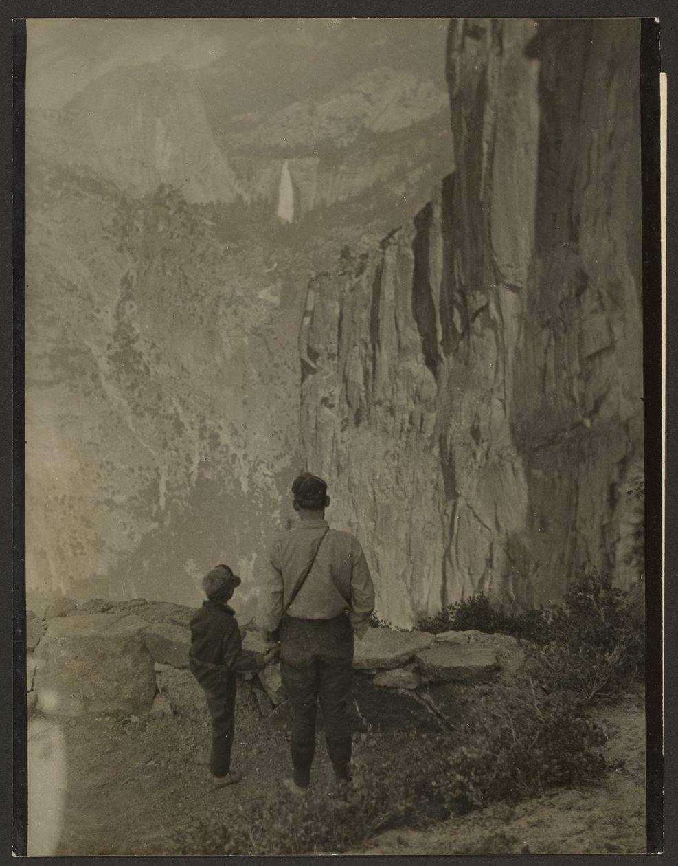 Liberty Cap i wodospad Nevada Falls, widok ze szlaku Ledge Trail, Park Narodowy Yosemite autorstwa Louis Fleckenstein
