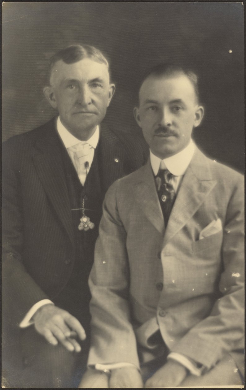 [Portret dwóch mężczyzn z dodatkami do garnituru] autorstwa Louis Fleckenstein