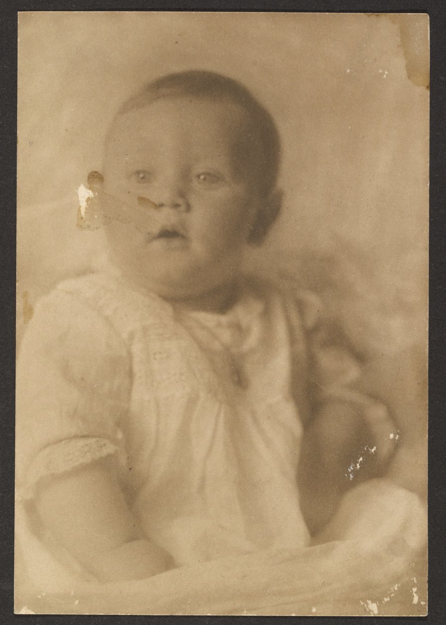 [Portret dziecka w koronkowej sukience]. autorstwa Louis Fleckenstein
