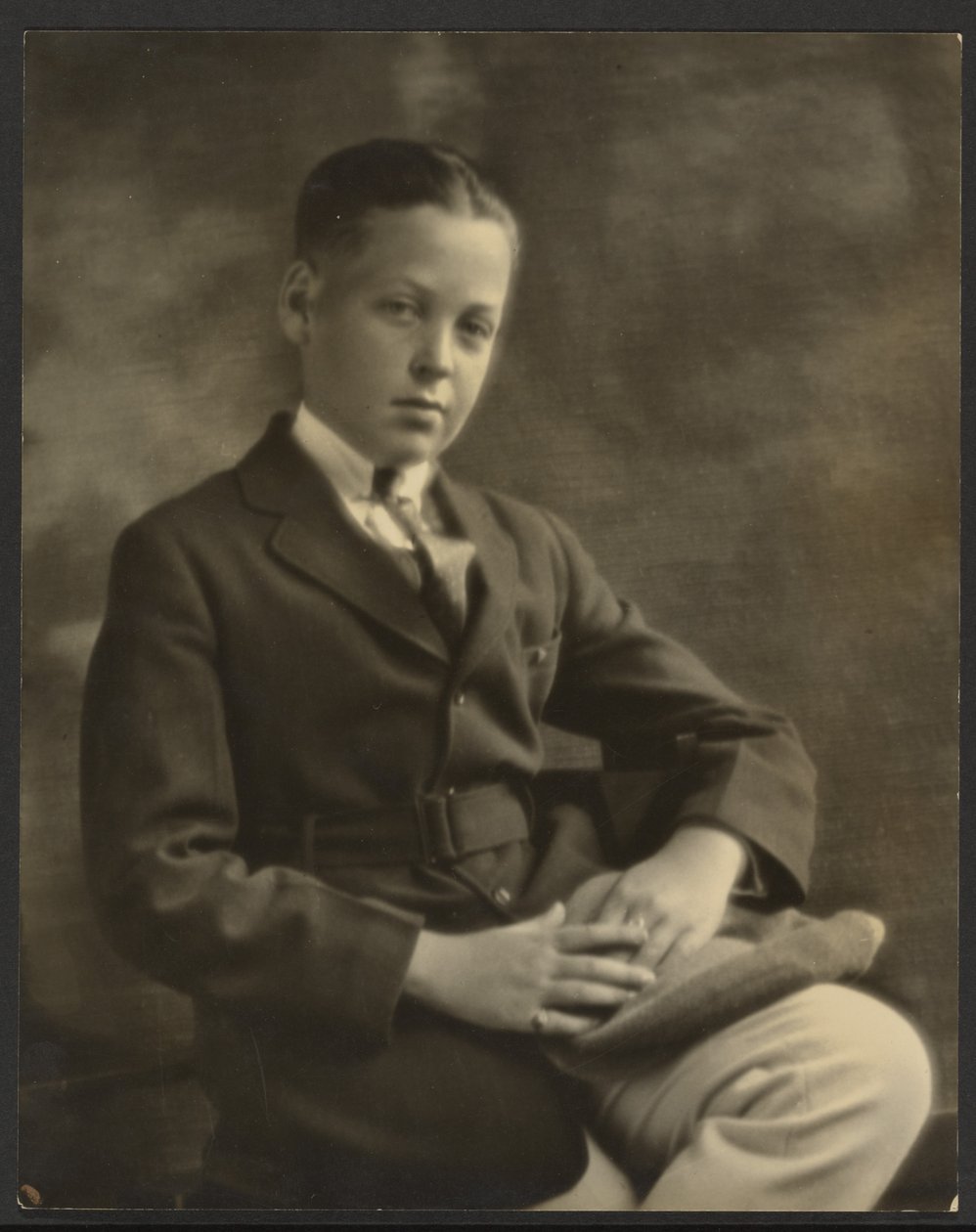 [Portret chłopca z czapką na kolanie]. autorstwa Louis Fleckenstein