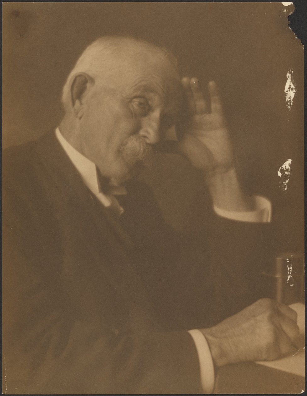 [Portret mężczyzny siedzącego przy biurku]. autorstwa Louis Fleckenstein
