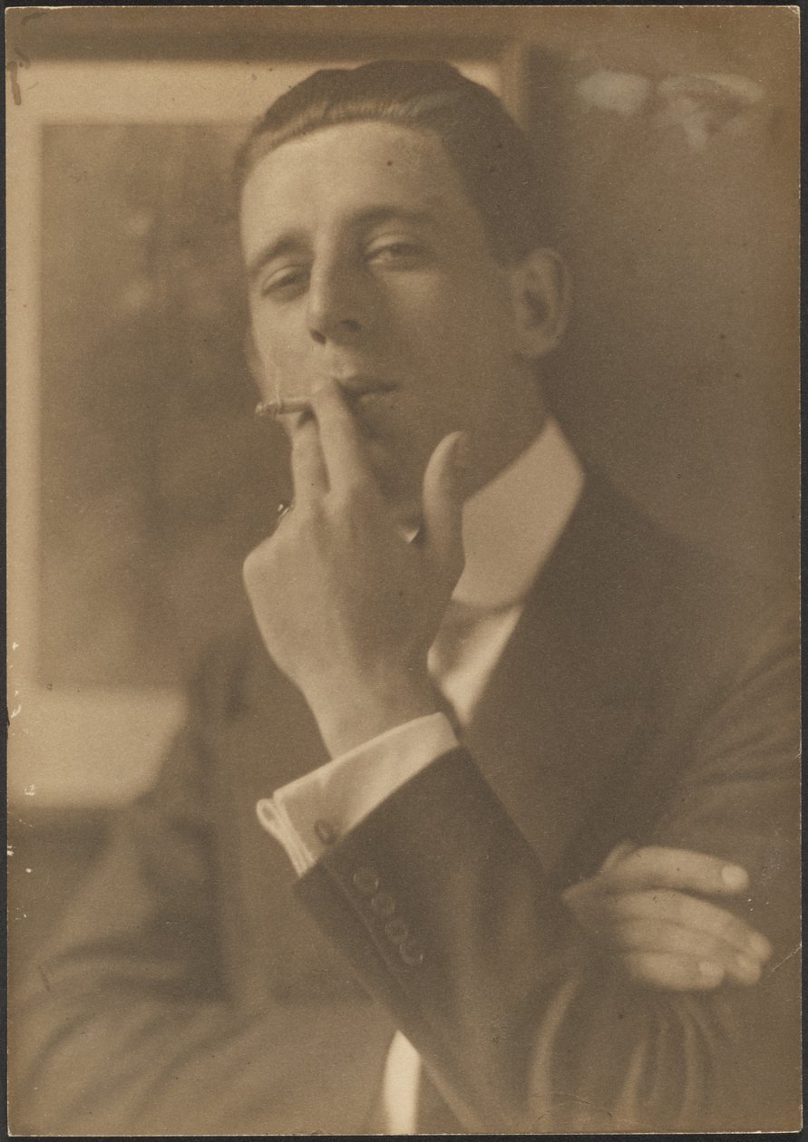 [Portret mężczyzny palącego papierosa] autorstwa Louis Fleckenstein
