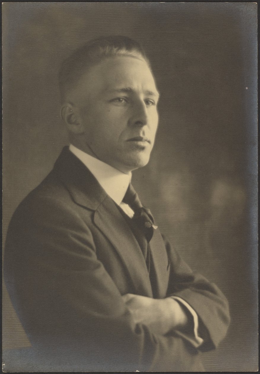 [Portret mężczyzny ze skrzyżowanymi ramionami]. autorstwa Louis Fleckenstein