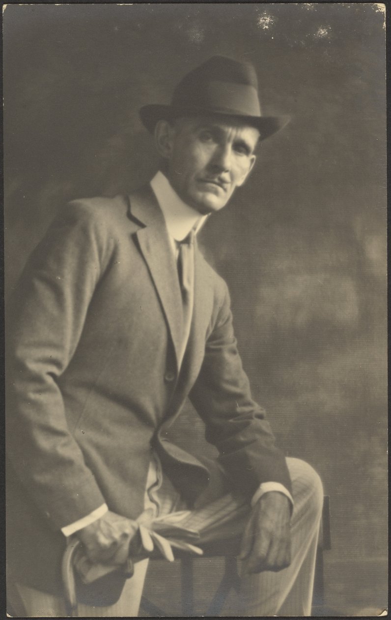 [Portret mężczyzny z laską i rękawiczkami]. autorstwa Louis Fleckenstein