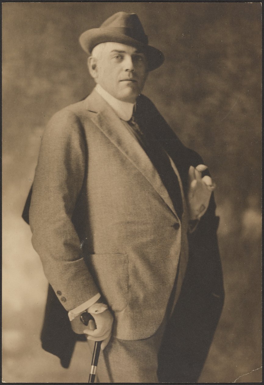 [Portret mężczyzny z laską i rękawiczkami]. autorstwa Louis Fleckenstein