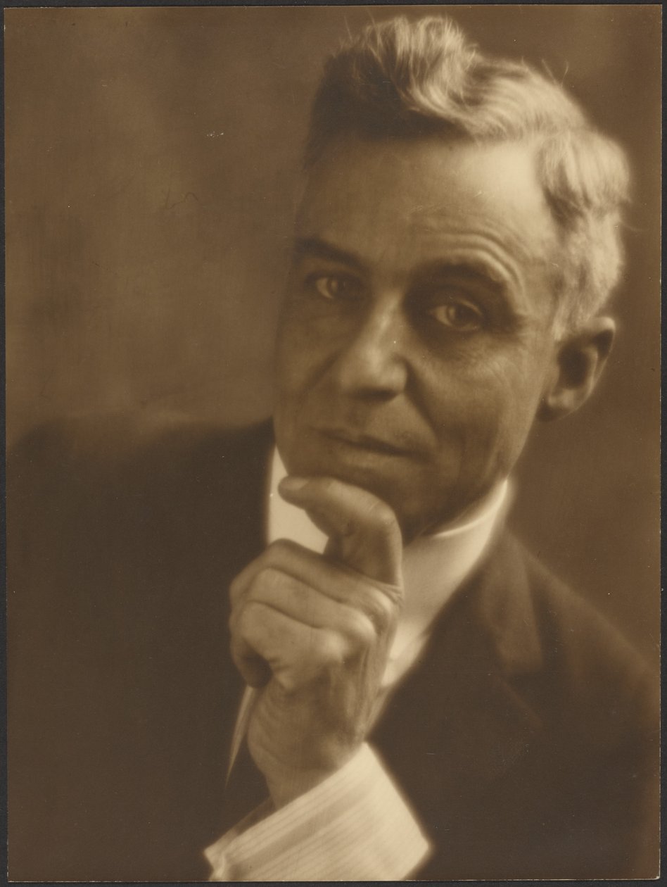 [Portret mężczyzny z dłonią pod brodą] autorstwa Louis Fleckenstein