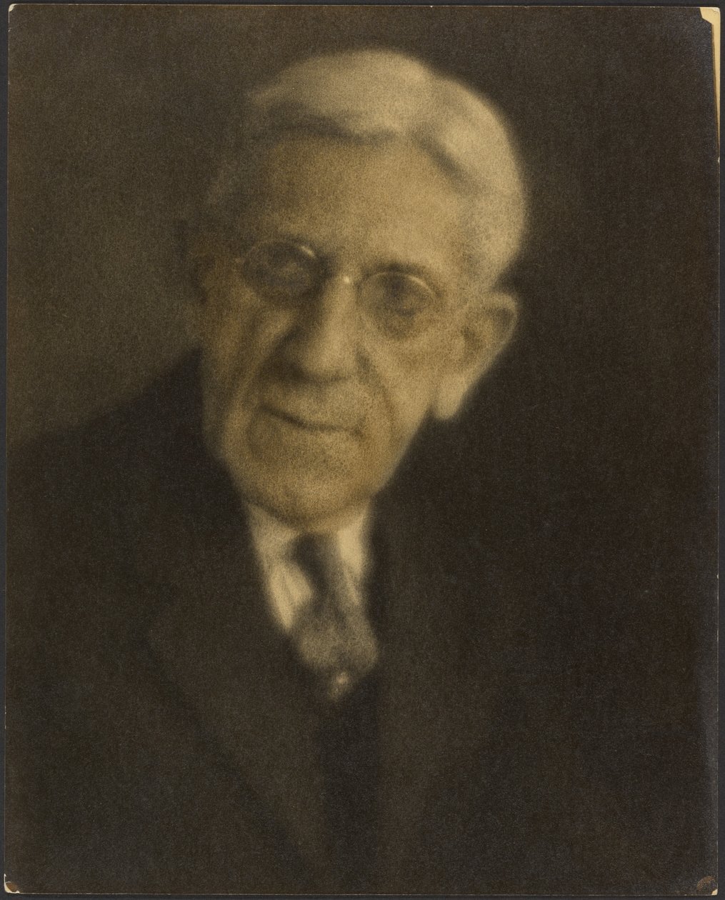 [Portret mężczyzny w okularach] autorstwa Louis Fleckenstein