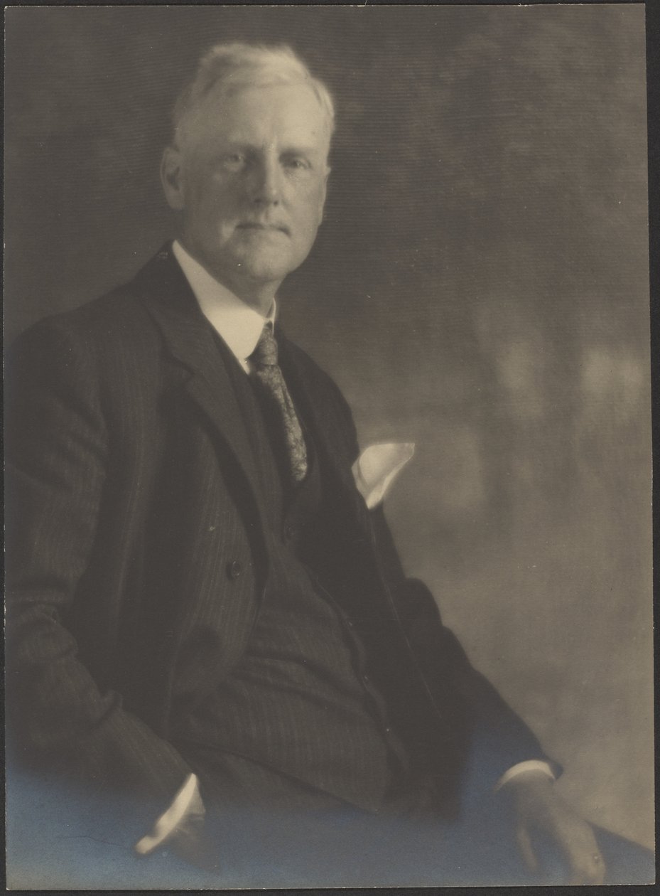 [Portret mężczyzny z chusteczką w kieszeni] autorstwa Louis Fleckenstein