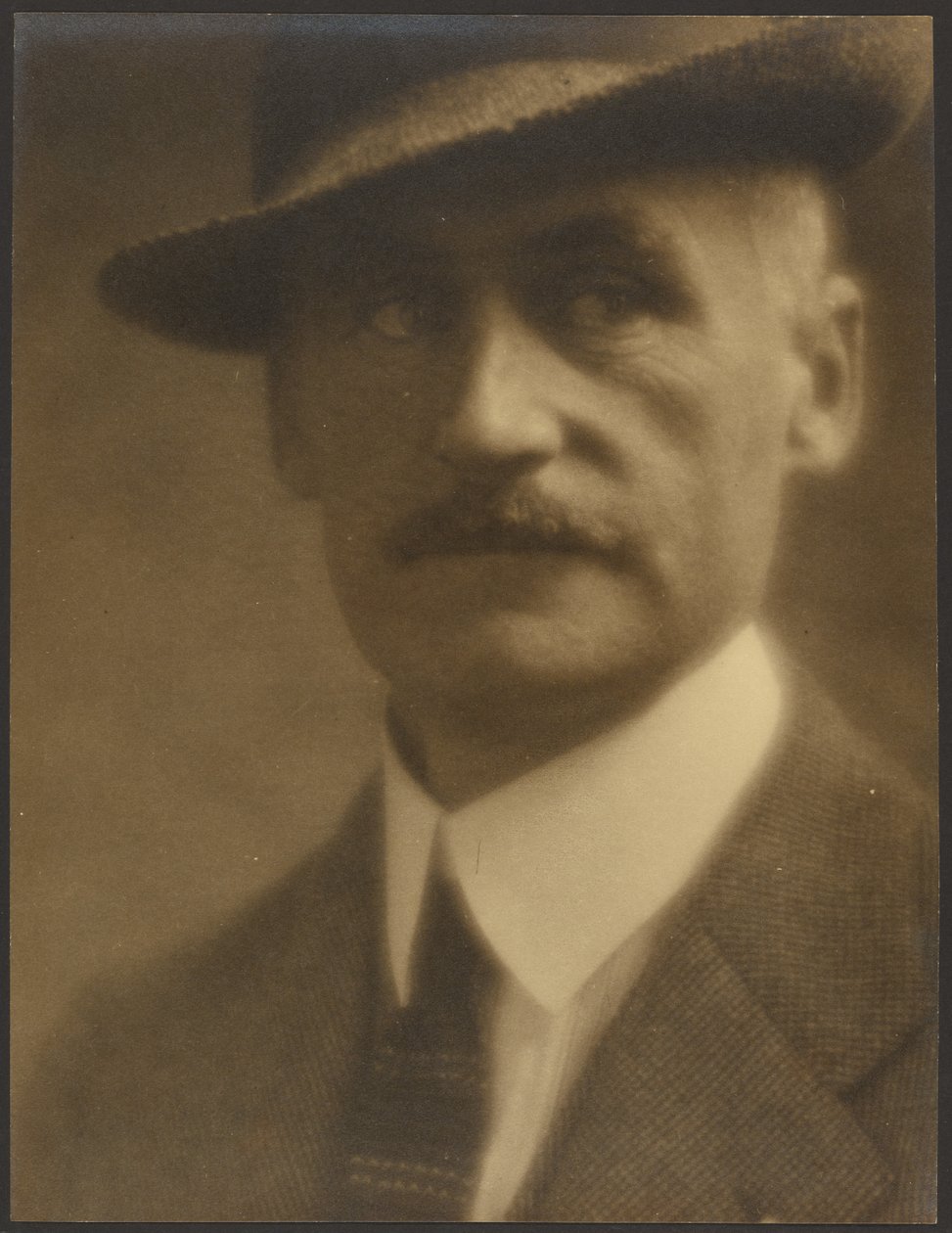 [Portret mężczyzny w słomkowym kapeluszu]. autorstwa Louis Fleckenstein