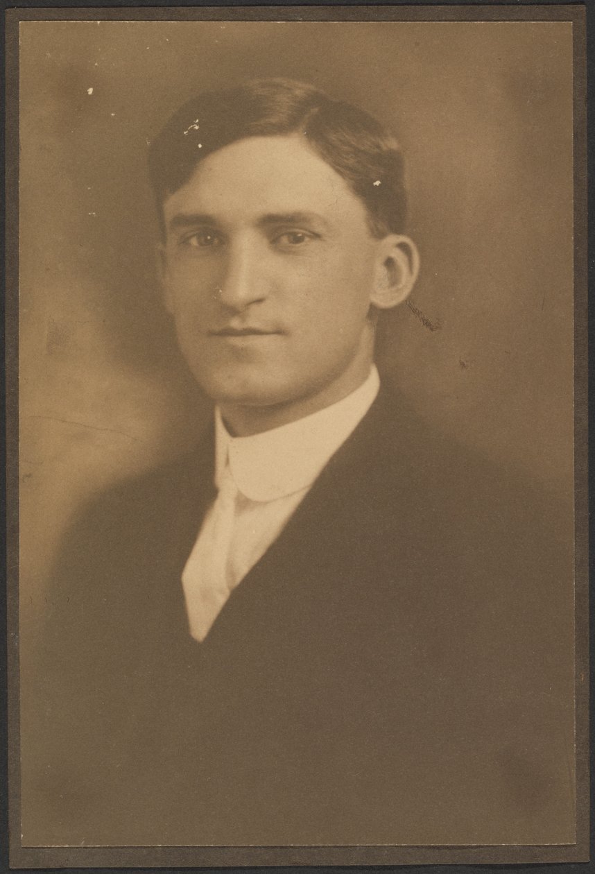 [Portret mężczyzny z łańcuszkiem do zegarka (niewidocznym)] autorstwa Louis Fleckenstein