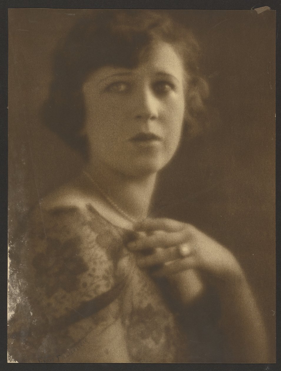 [Portret kobiety w koronkowym topie] autorstwa Louis Fleckenstein