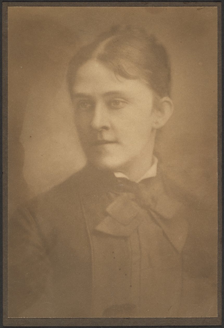 [Portret kobiety w sukience z krawatem na szyi]. autorstwa Louis Fleckenstein