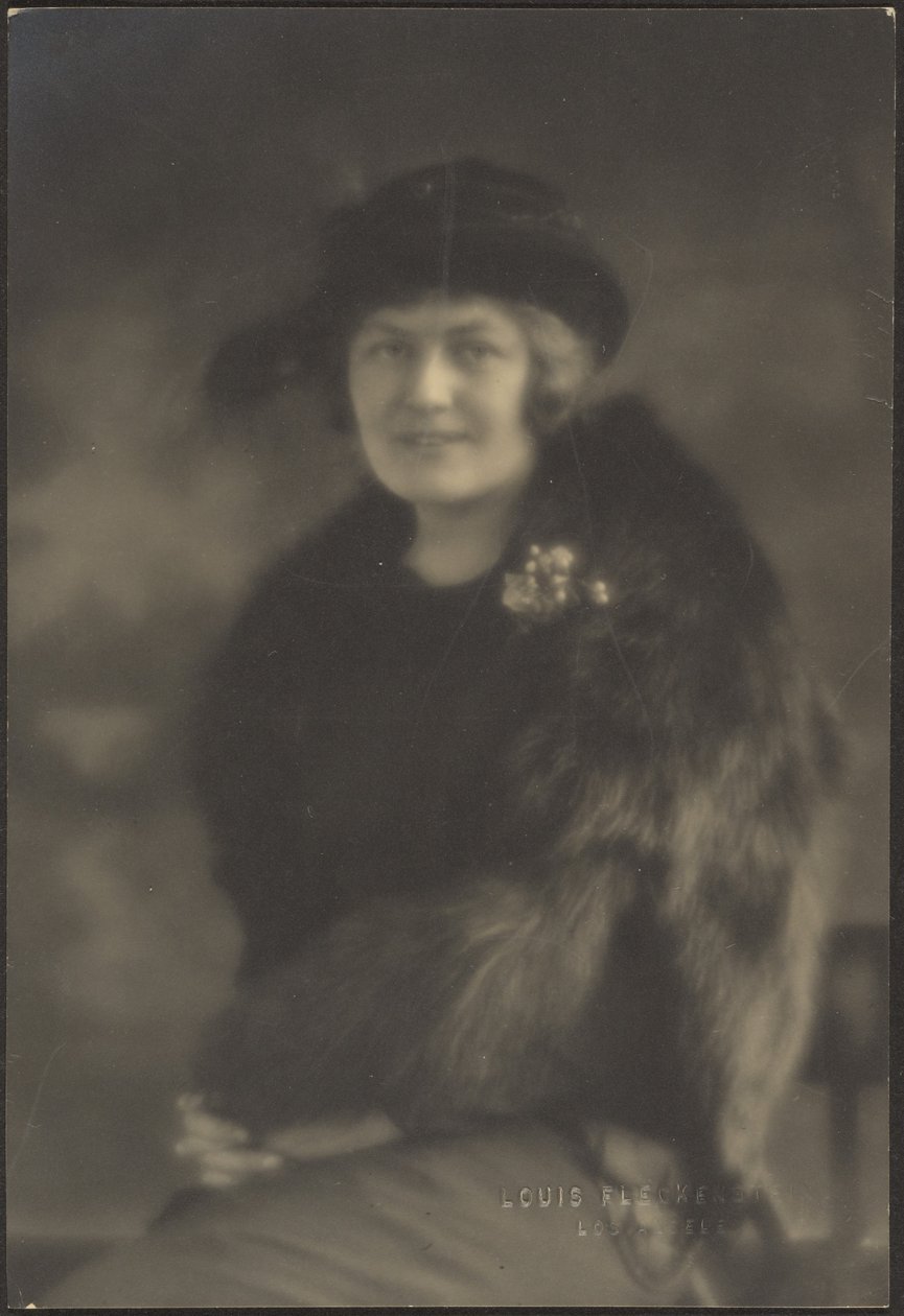 [Portret kobiety w futrze]. autorstwa Louis Fleckenstein