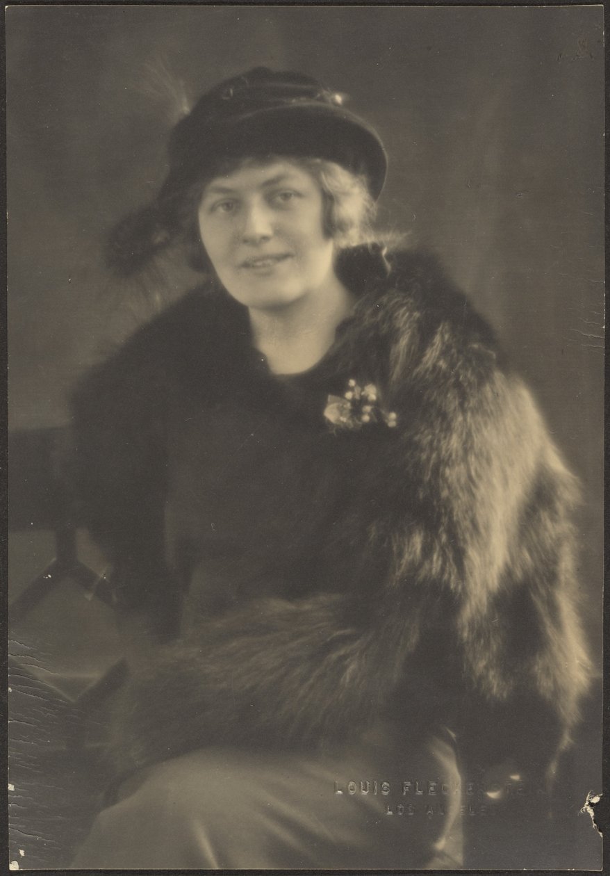 Portret kobiety w futrzanej pelerynie autorstwa Louis Fleckenstein