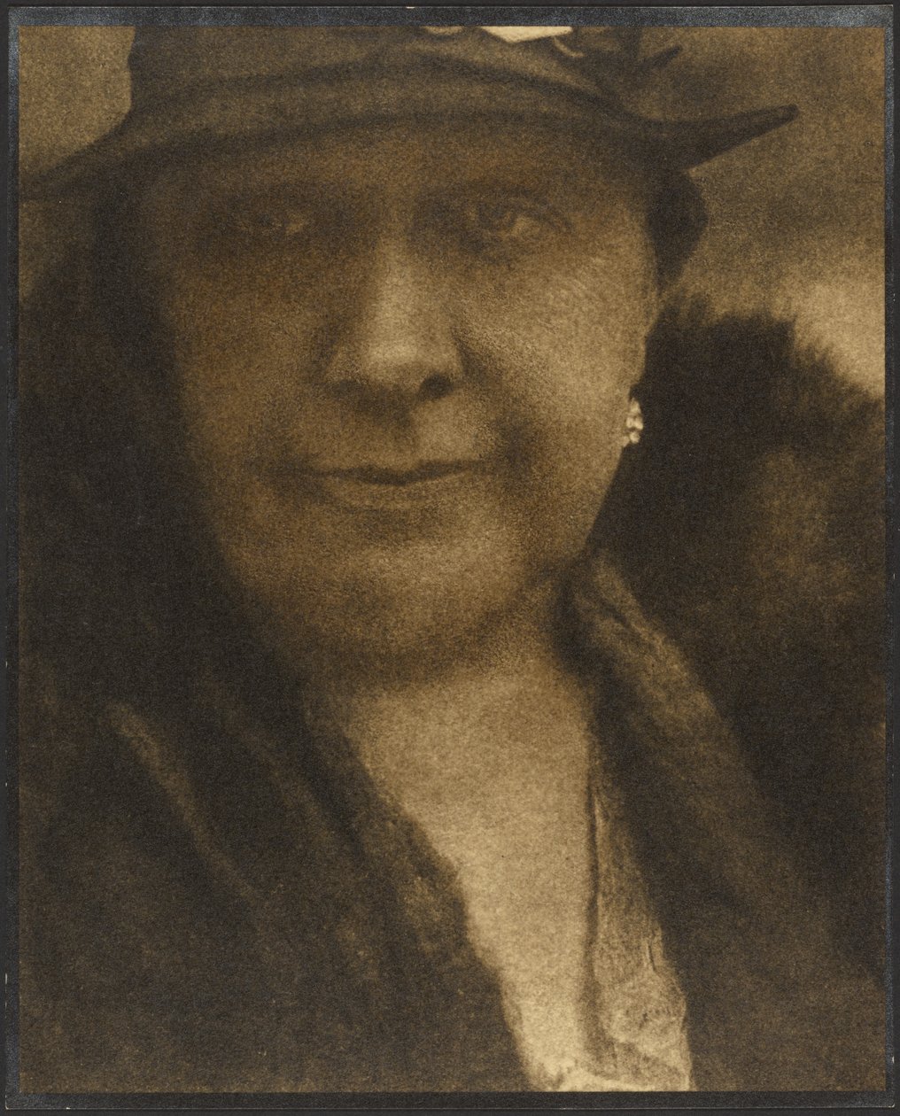 [Portret kobiety z diamentowym kolczykiem]. autorstwa Louis Fleckenstein