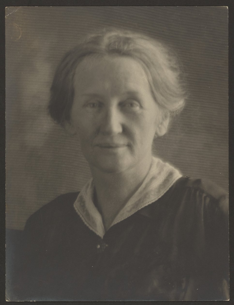 [Portret kobiety z perłową broszką] autorstwa Louis Fleckenstein