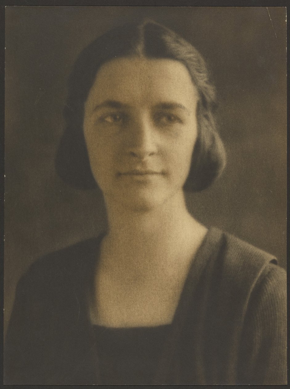 [Portret kobiety w kurtce w paski] autorstwa Louis Fleckenstein