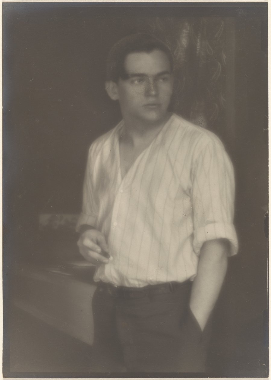 [Portret młodego mężczyzny w koszuli w paski z papierosem] autorstwa Louis Fleckenstein