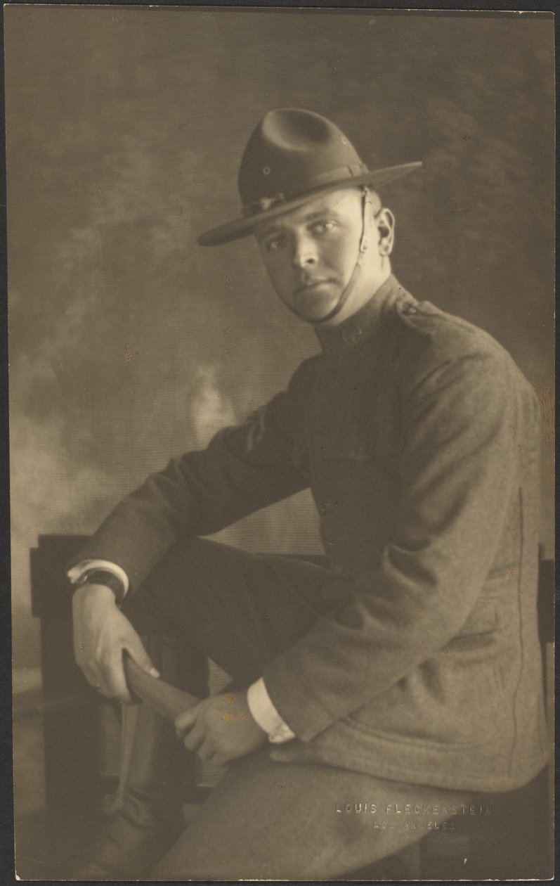[Portret młodego mężczyzny w mundurze]. autorstwa Louis Fleckenstein