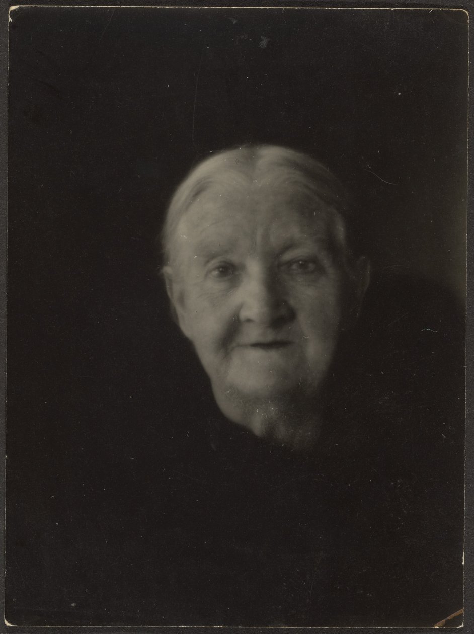 Portret starszej kobiety w ciemnym otoczeniu autorstwa Louis Fleckenstein