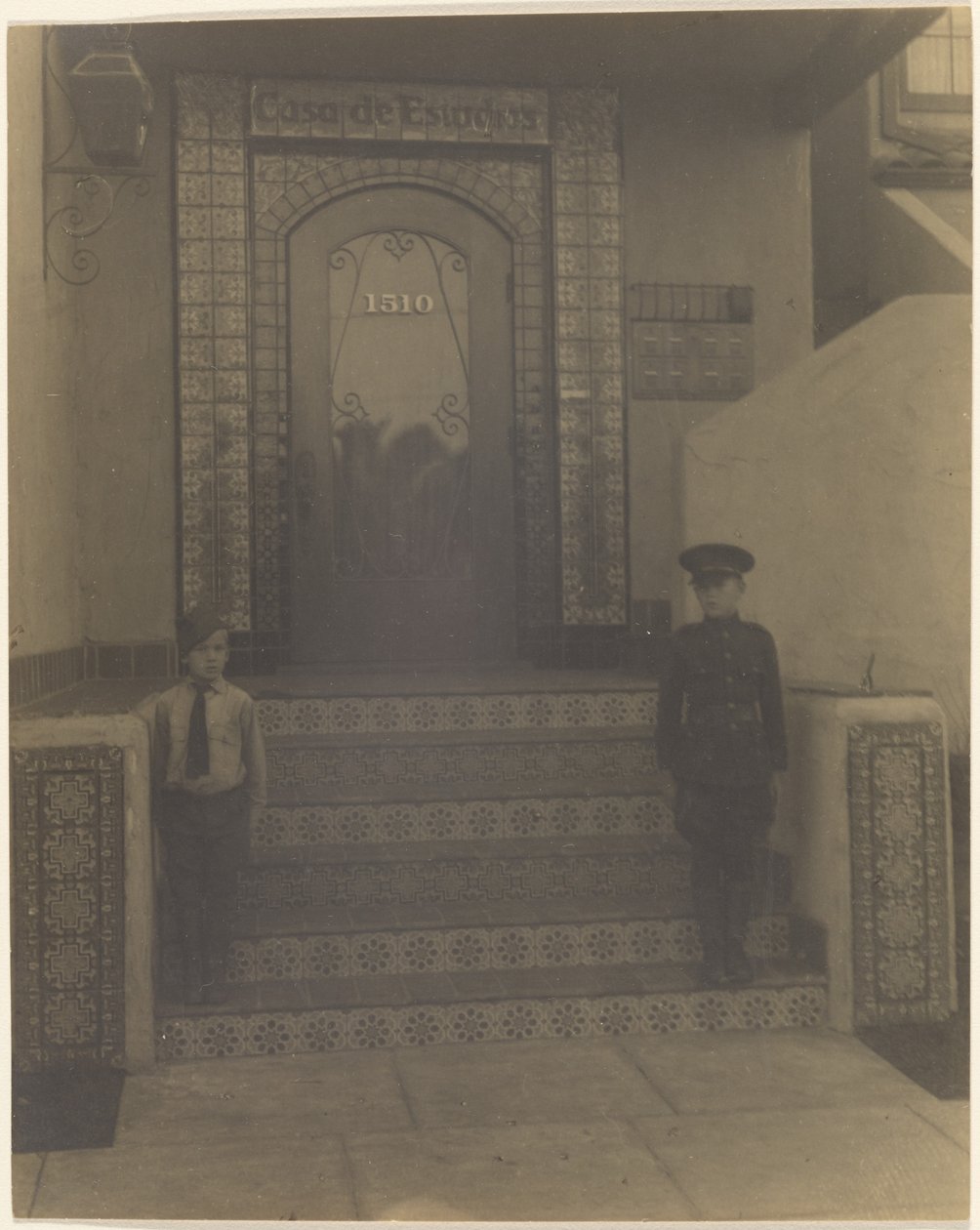 [Dwóch chłopców przed studiem Fleckensteina w Long Beach, Kalifornia]. autorstwa Louis Fleckenstein