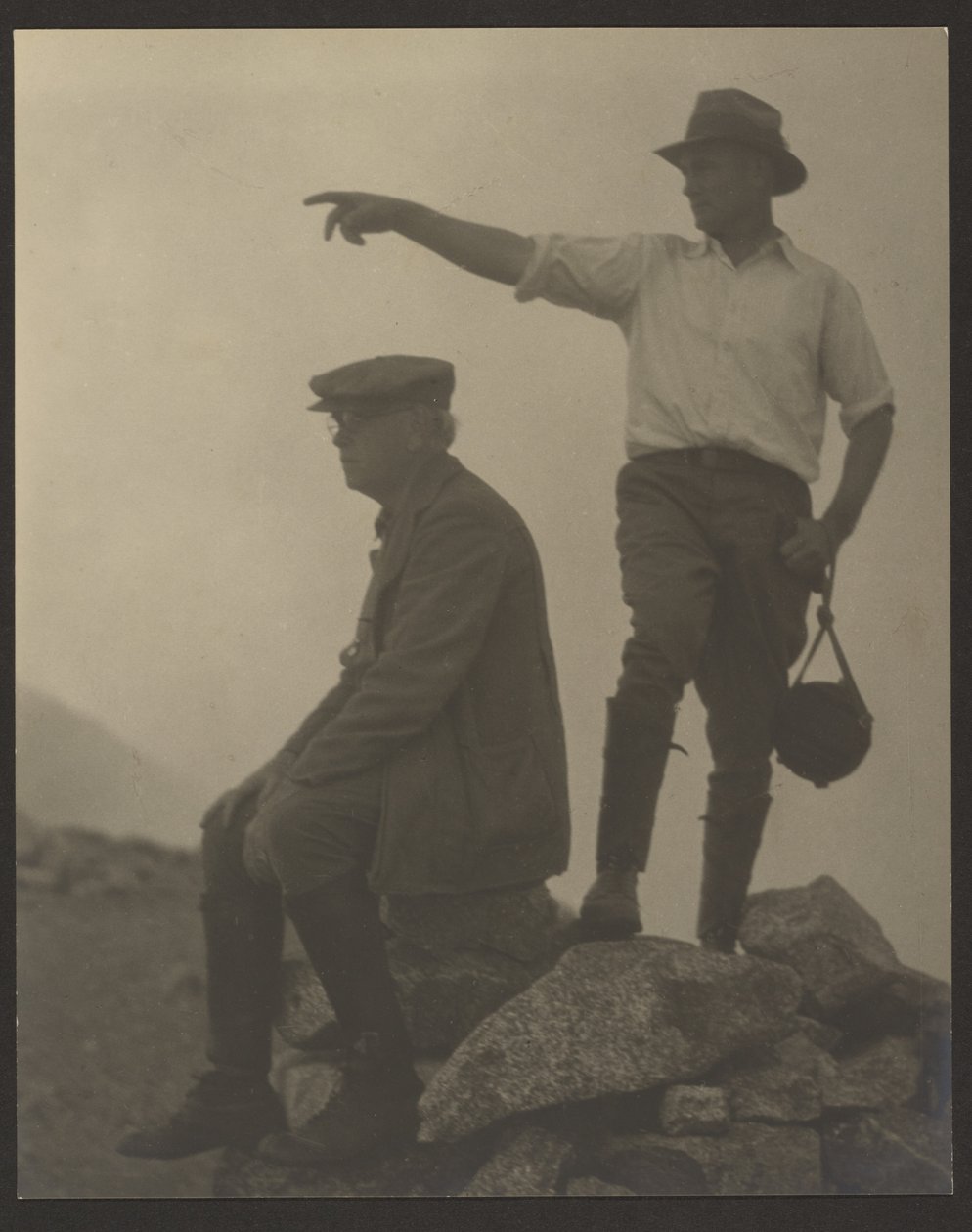 [Dwaj mężczyźni patrzący w lewo, Old Baldy Peak] autorstwa Louis Fleckenstein