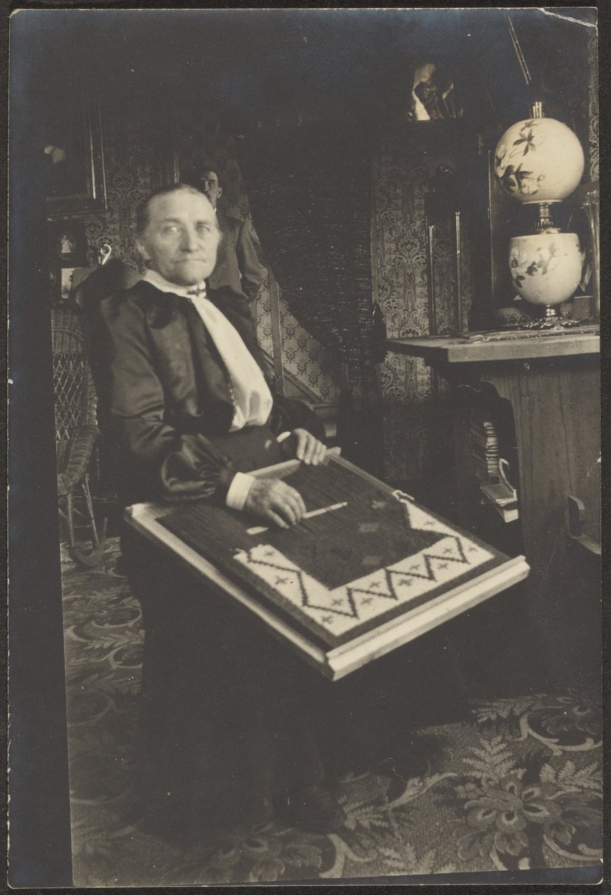 [Woman Weaving] autorstwa Louis Fleckenstein